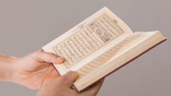 Ilustrasi membaca Al-Quran | Foto: Freepik.com